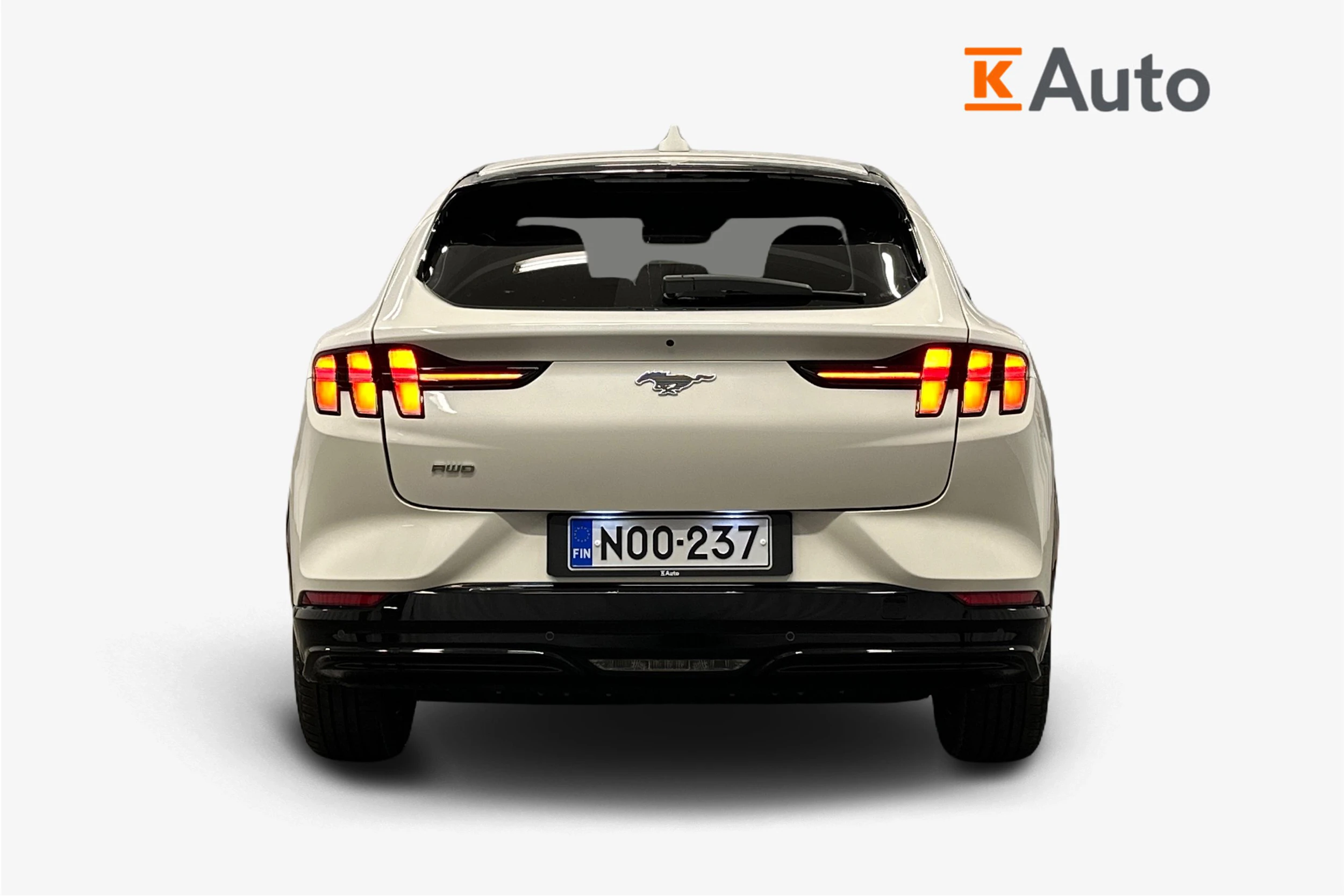 valkoinen Ford Mustang Mach-E 2022 kuva 3.