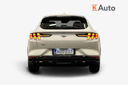 valkoinen Ford Mustang Mach-E 2022 kuva 3.