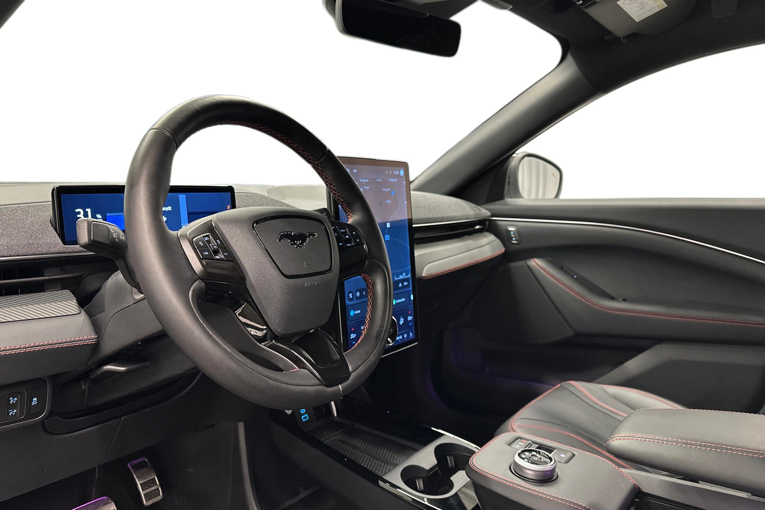 valkoinen Ford Mustang Mach-E 2022 kuva 6.