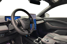 valkoinen Ford Mustang Mach-E 2022 kuva 6.