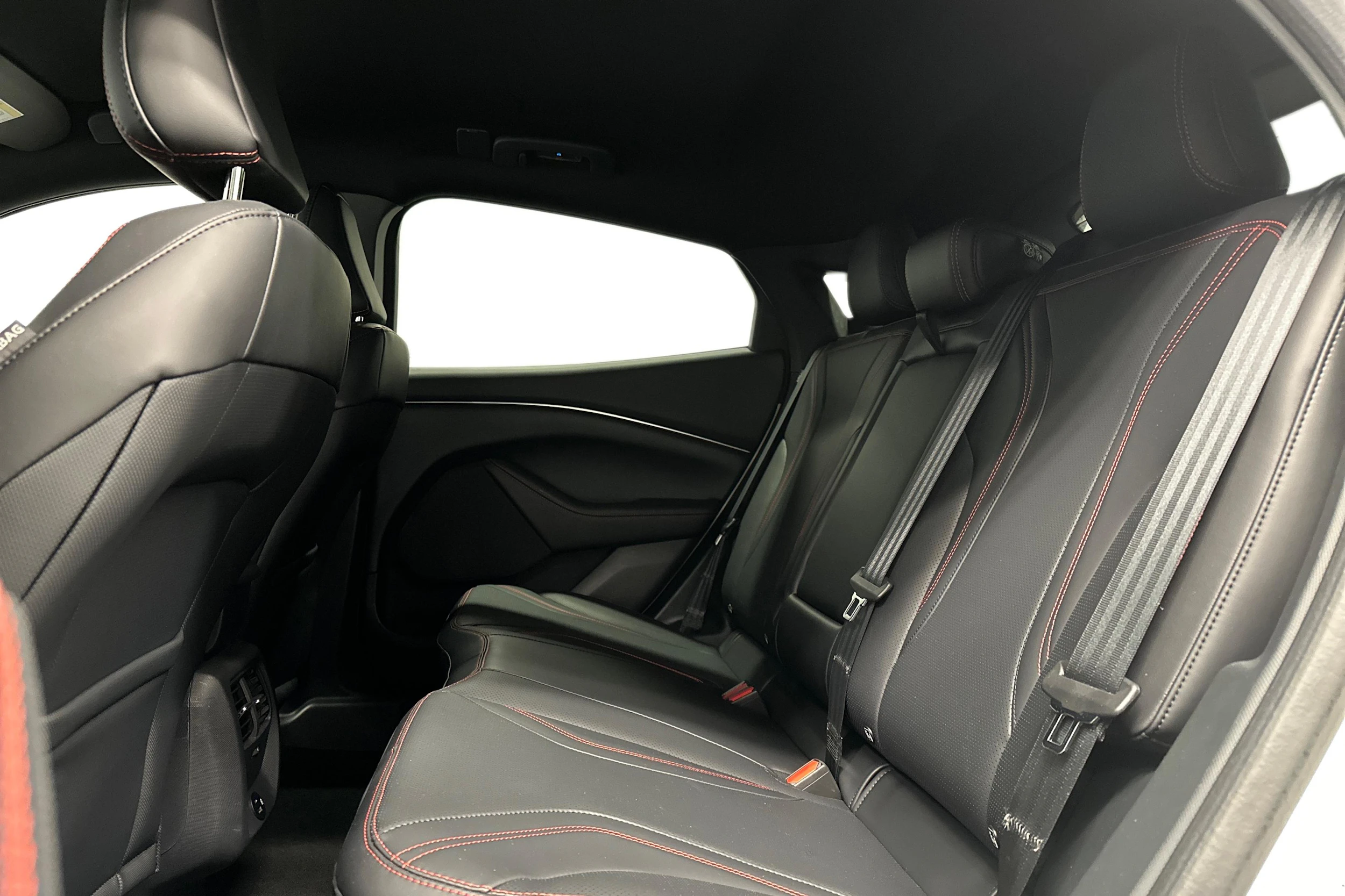 valkoinen Ford Mustang Mach-E 2022 kuva 8.