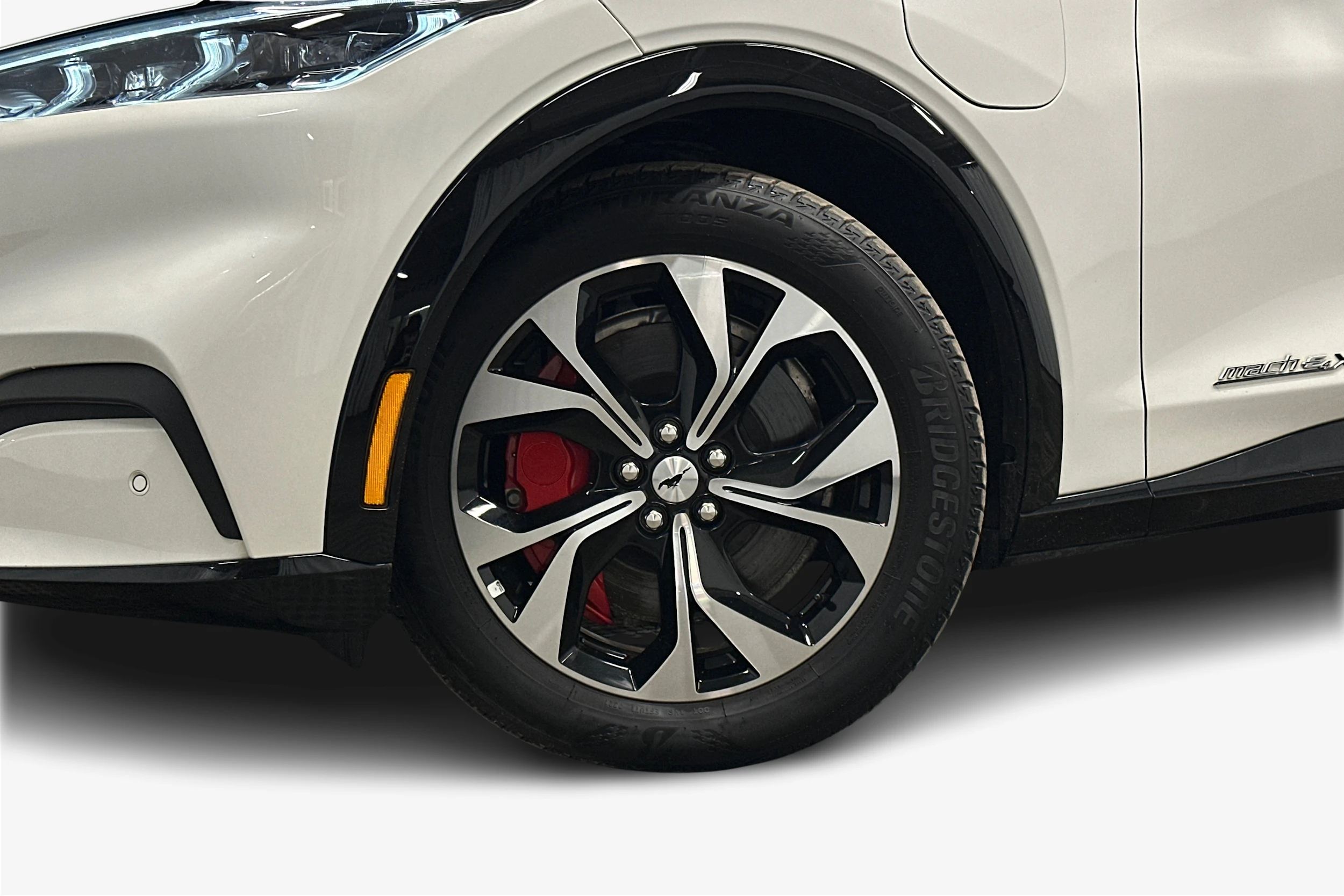 valkoinen Ford Mustang Mach-E 2022 kuva 9.