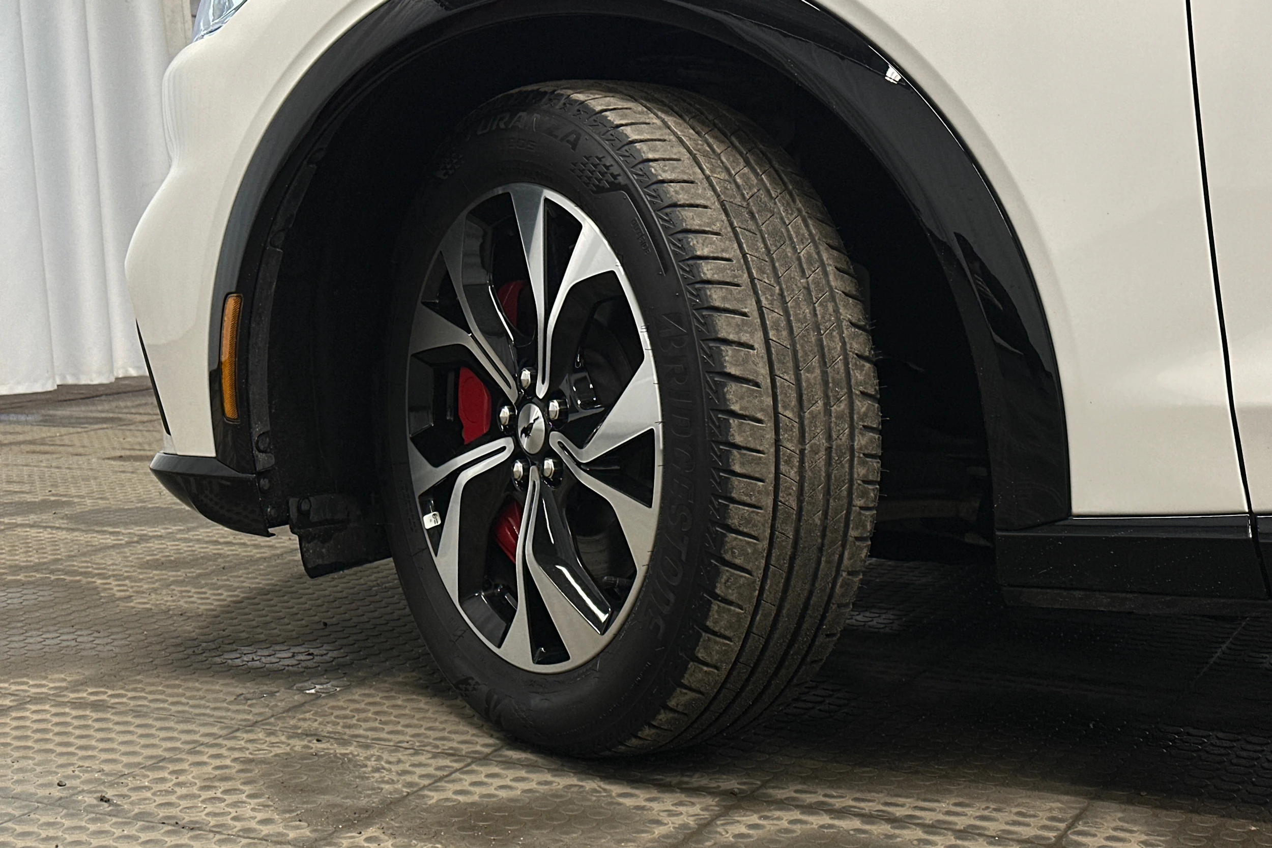 valkoinen Ford Mustang Mach-E 2022 kuva 10.