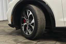 valkoinen Ford Mustang Mach-E 2022 kuva 10.