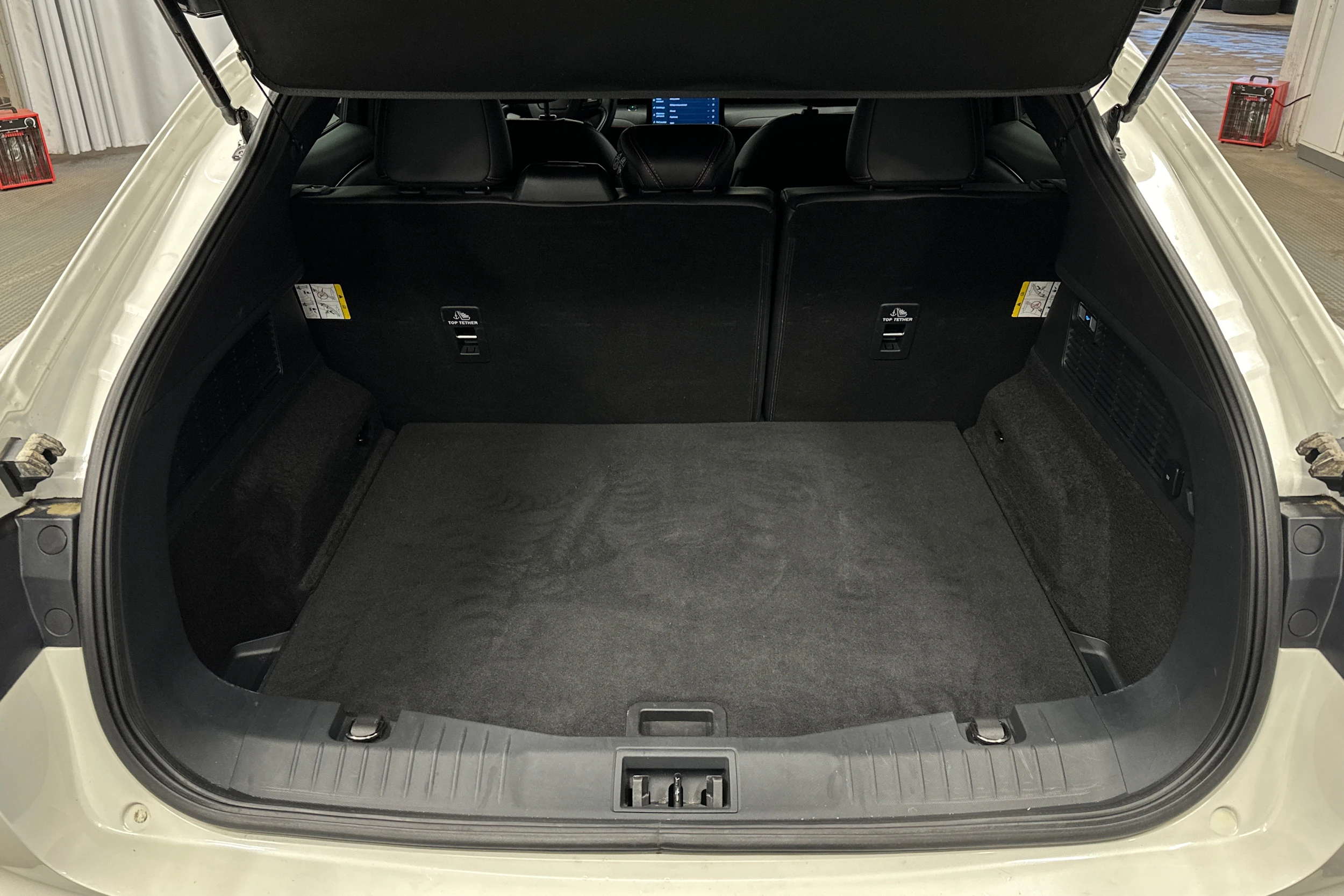 valkoinen Ford Mustang Mach-E 2022 kuva 11.