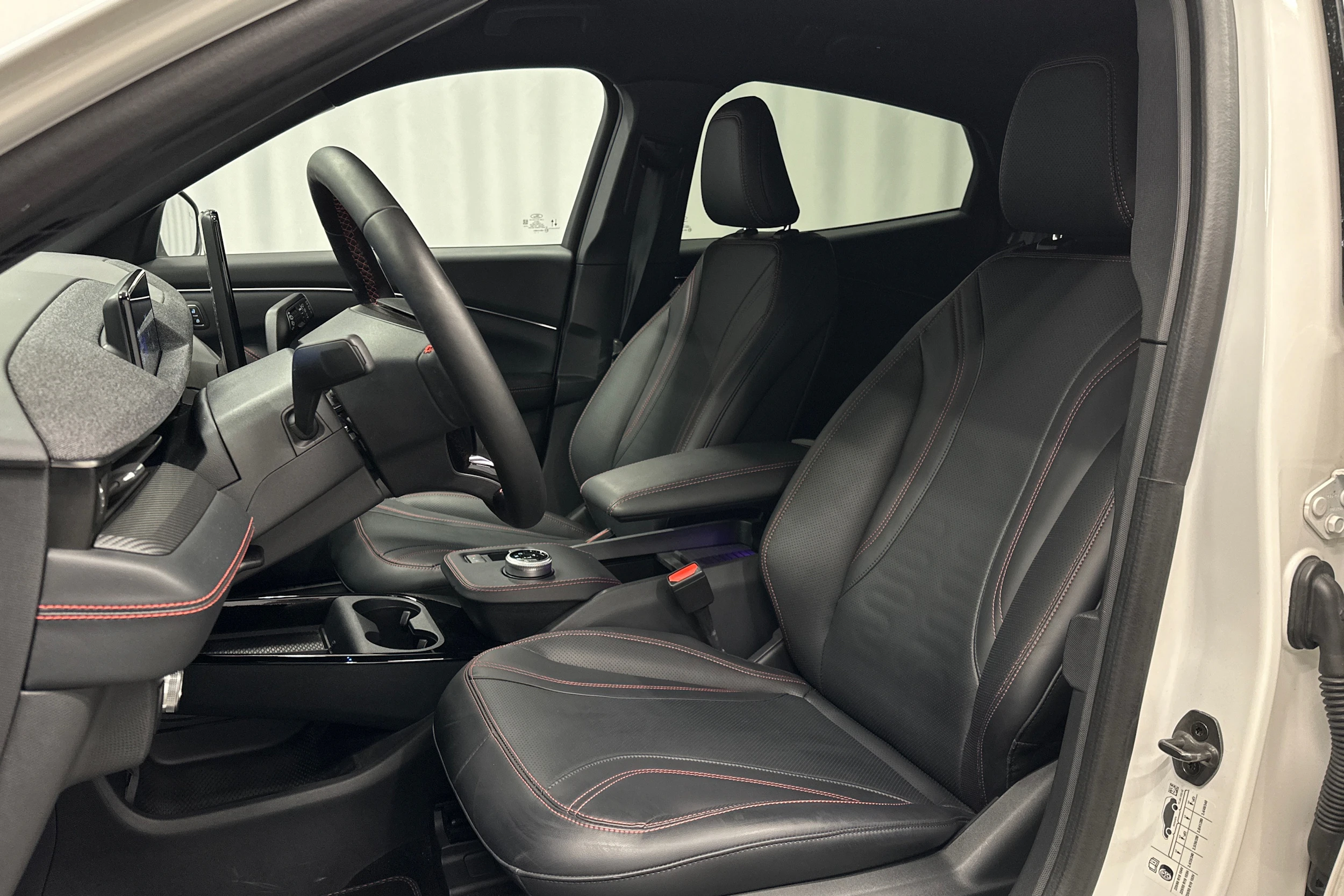 valkoinen Ford Mustang Mach-E 2022 kuva 12.