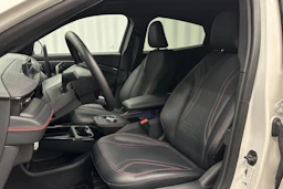 valkoinen Ford Mustang Mach-E 2022 kuva 12.