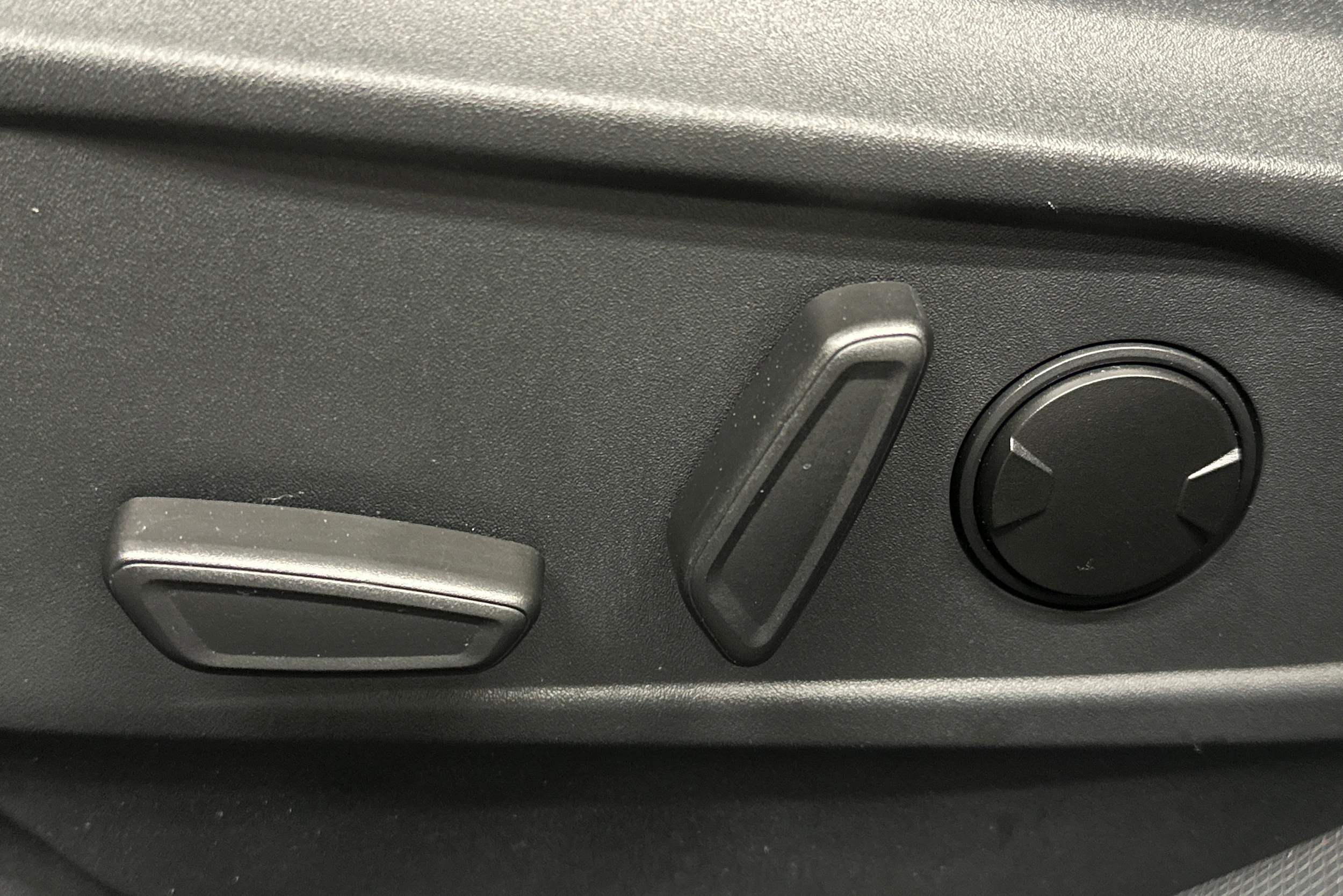 valkoinen Ford Mustang Mach-E 2022 kuva 13.