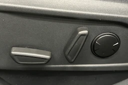 valkoinen Ford Mustang Mach-E 2022 kuva 13.