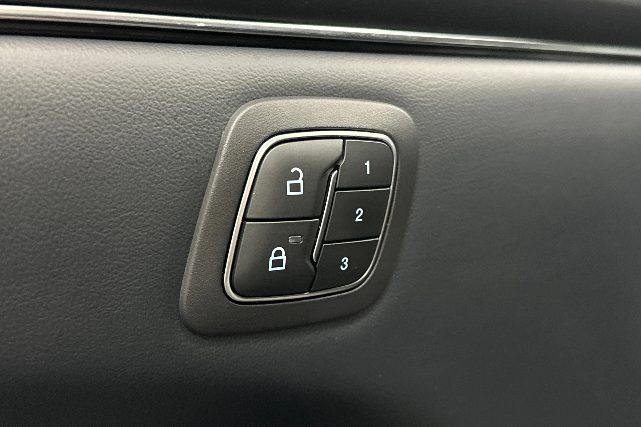 valkoinen Ford Mustang Mach-E 2022 kuva 14.