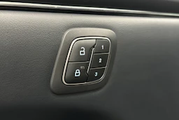 valkoinen Ford Mustang Mach-E 2022 kuva 14.