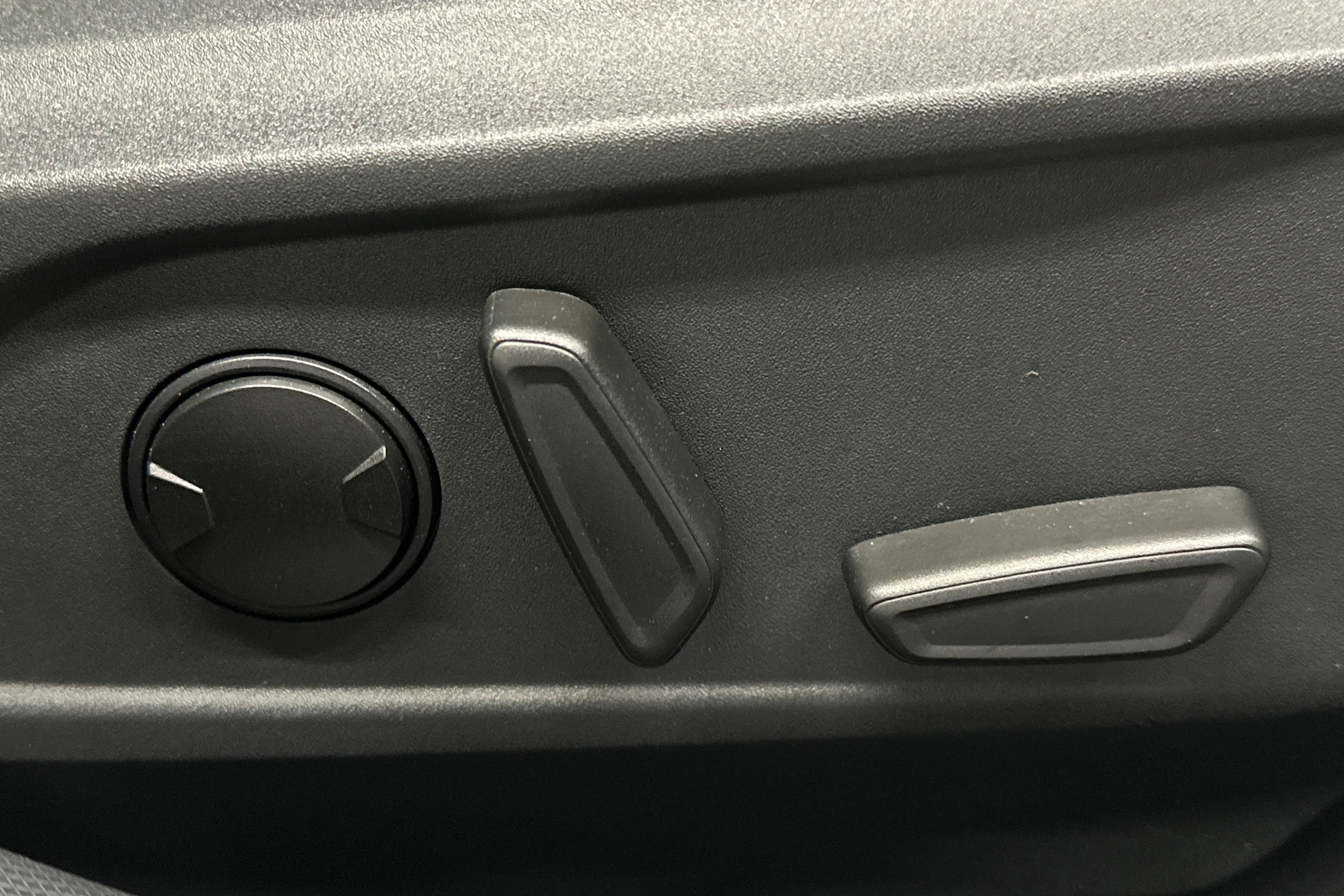 valkoinen Ford Mustang Mach-E 2022 kuva 15.