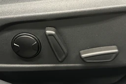 valkoinen Ford Mustang Mach-E 2022 kuva 15.