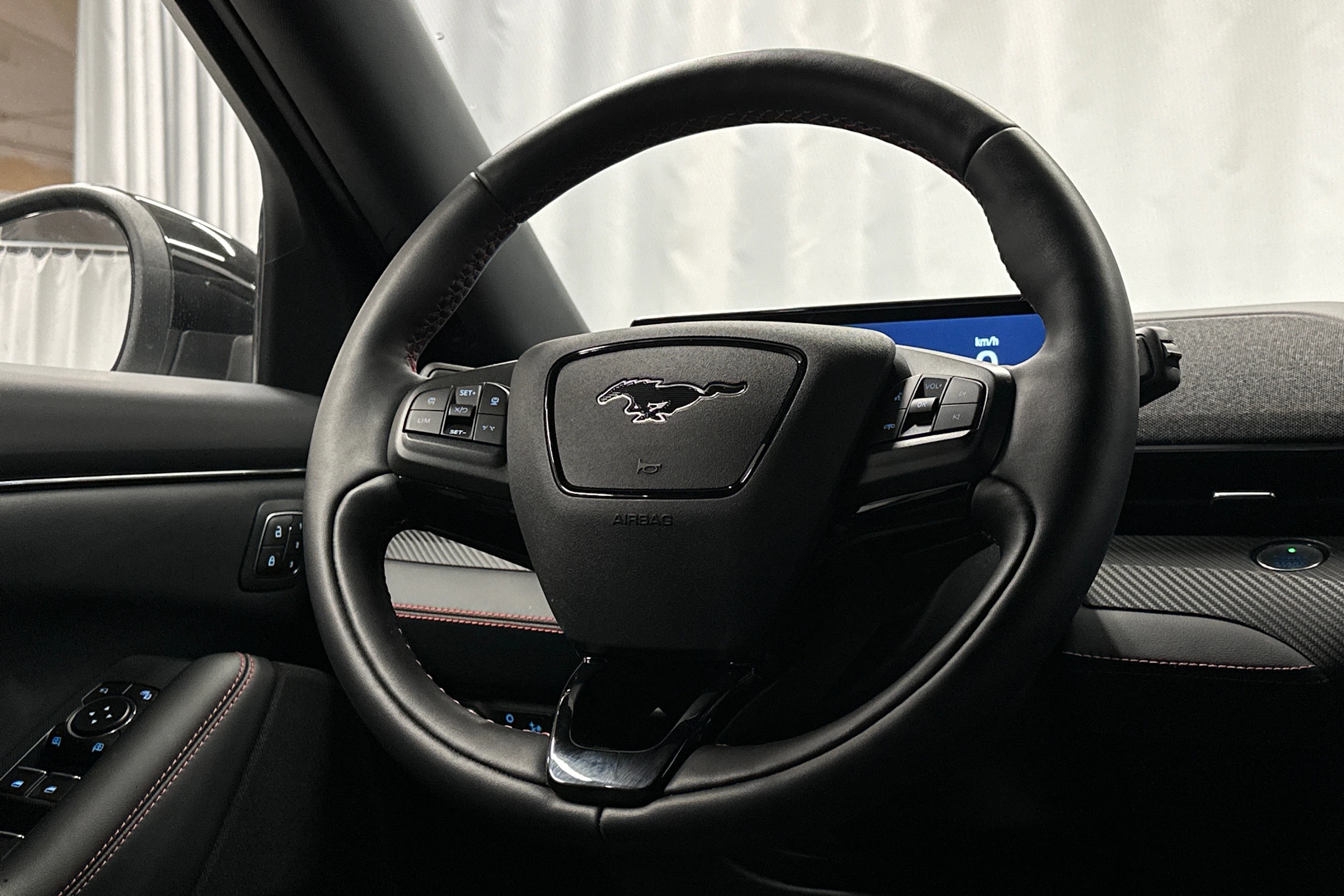 valkoinen Ford Mustang Mach-E 2022 kuva 16.