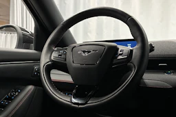 valkoinen Ford Mustang Mach-E 2022 kuva 16.