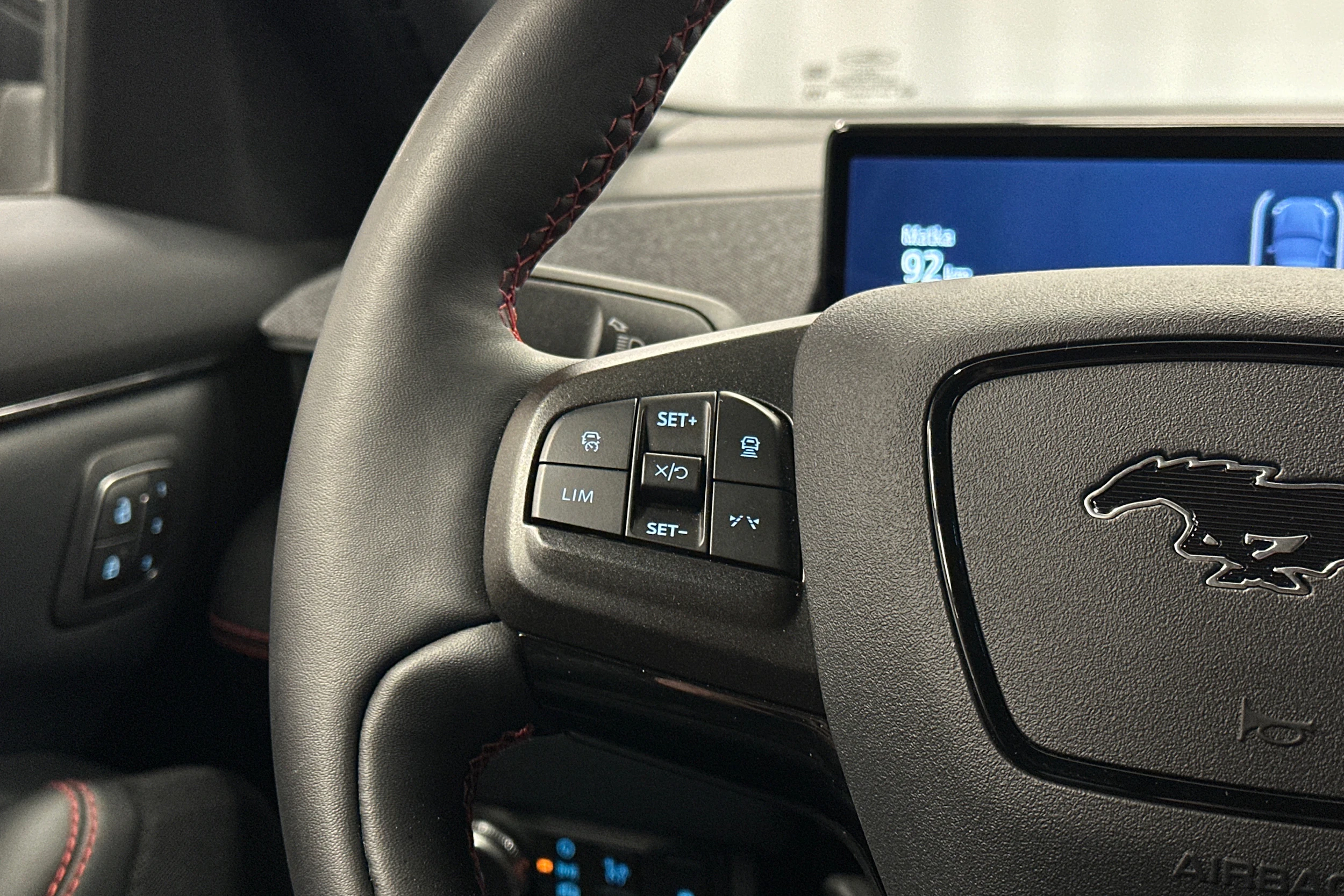 valkoinen Ford Mustang Mach-E 2022 kuva 17.