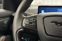 valkoinen Ford Mustang Mach-E 2022 kuva 17.