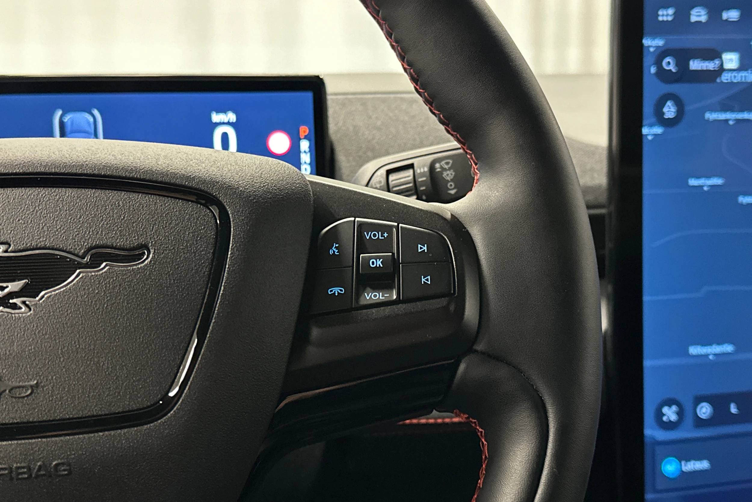 valkoinen Ford Mustang Mach-E 2022 kuva 18.