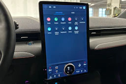 valkoinen Ford Mustang Mach-E 2022 kuva 21.