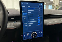 valkoinen Ford Mustang Mach-E 2022 kuva 22.