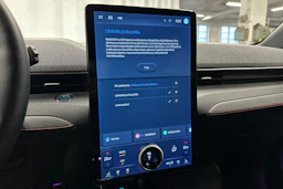 valkoinen Ford Mustang Mach-E 2022 kuva 23.