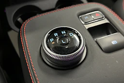 valkoinen Ford Mustang Mach-E 2022 kuva 26.