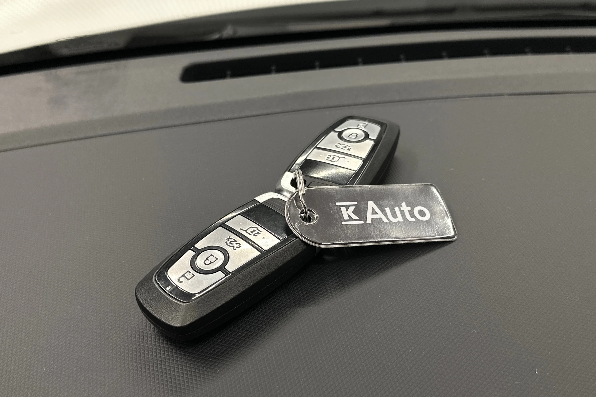 valkoinen Ford Mustang Mach-E 2022 kuva 27.