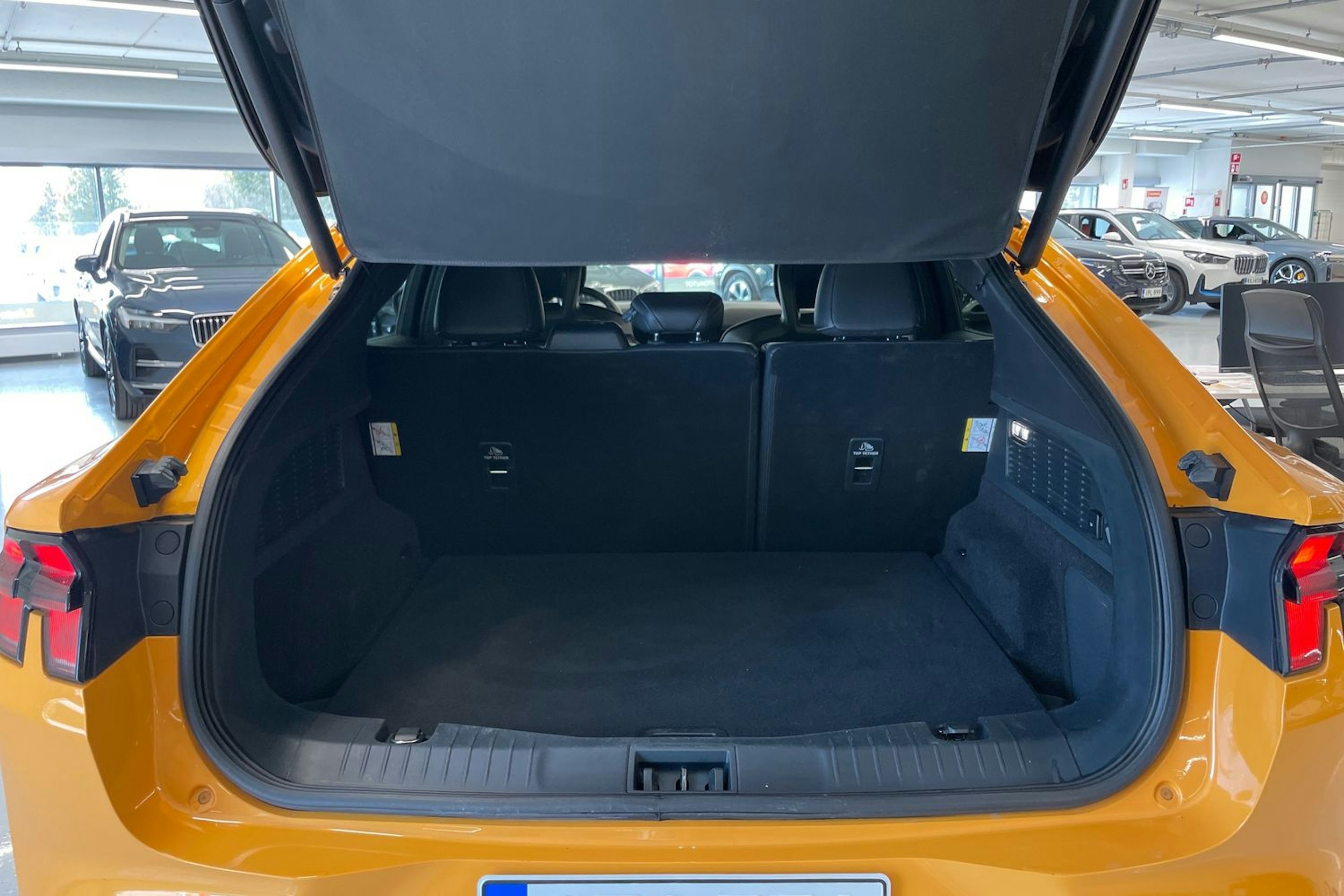 oranssi Ford Mustang Mach-E 2022 kuva 30.