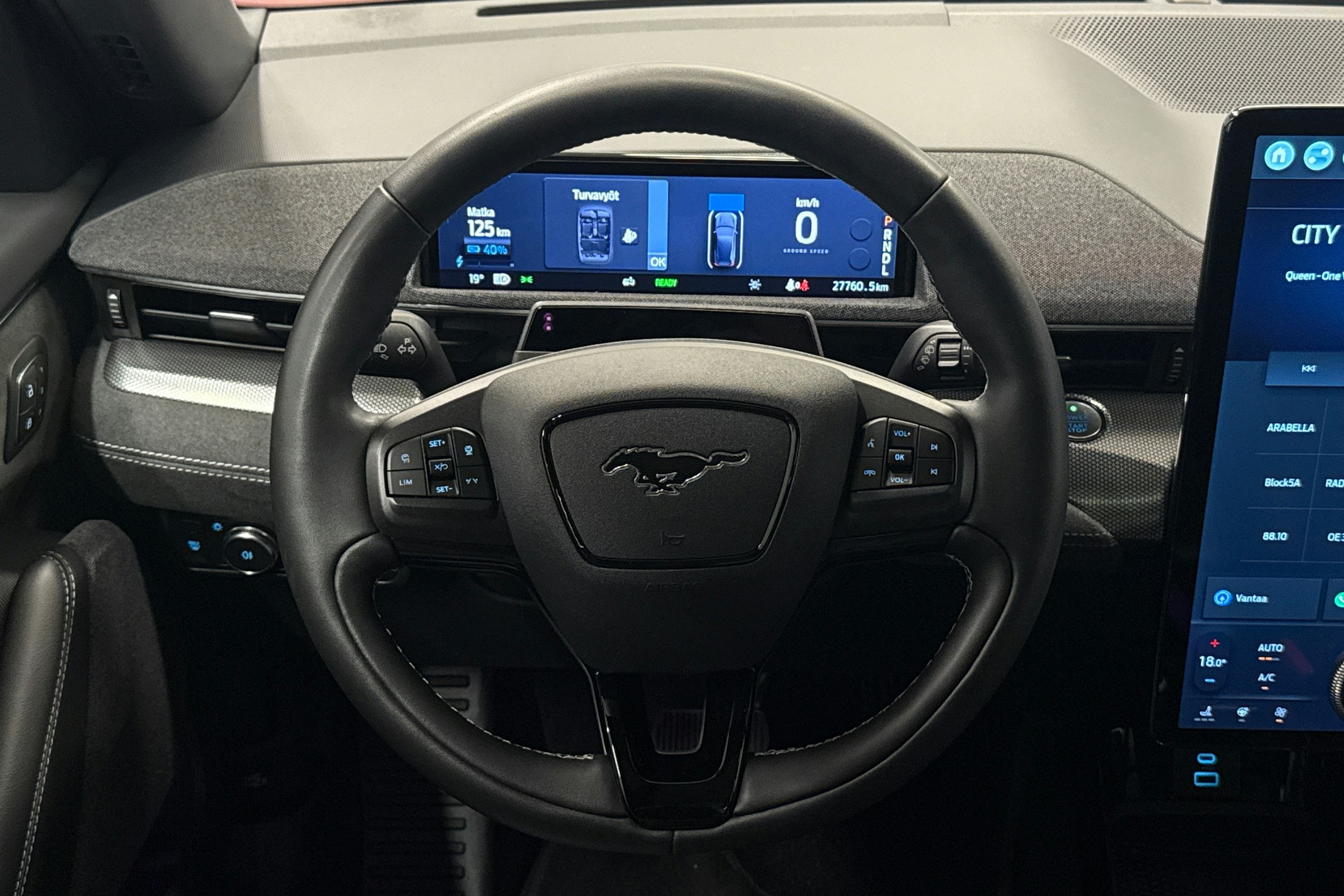 punainen Ford Mustang Mach-E 2022 kuva 8.