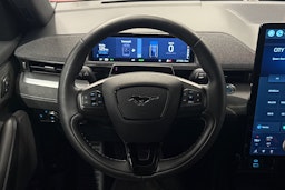 punainen Ford Mustang Mach-E 2022 kuva 8.