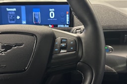 punainen Ford Mustang Mach-E 2022 kuva 11.