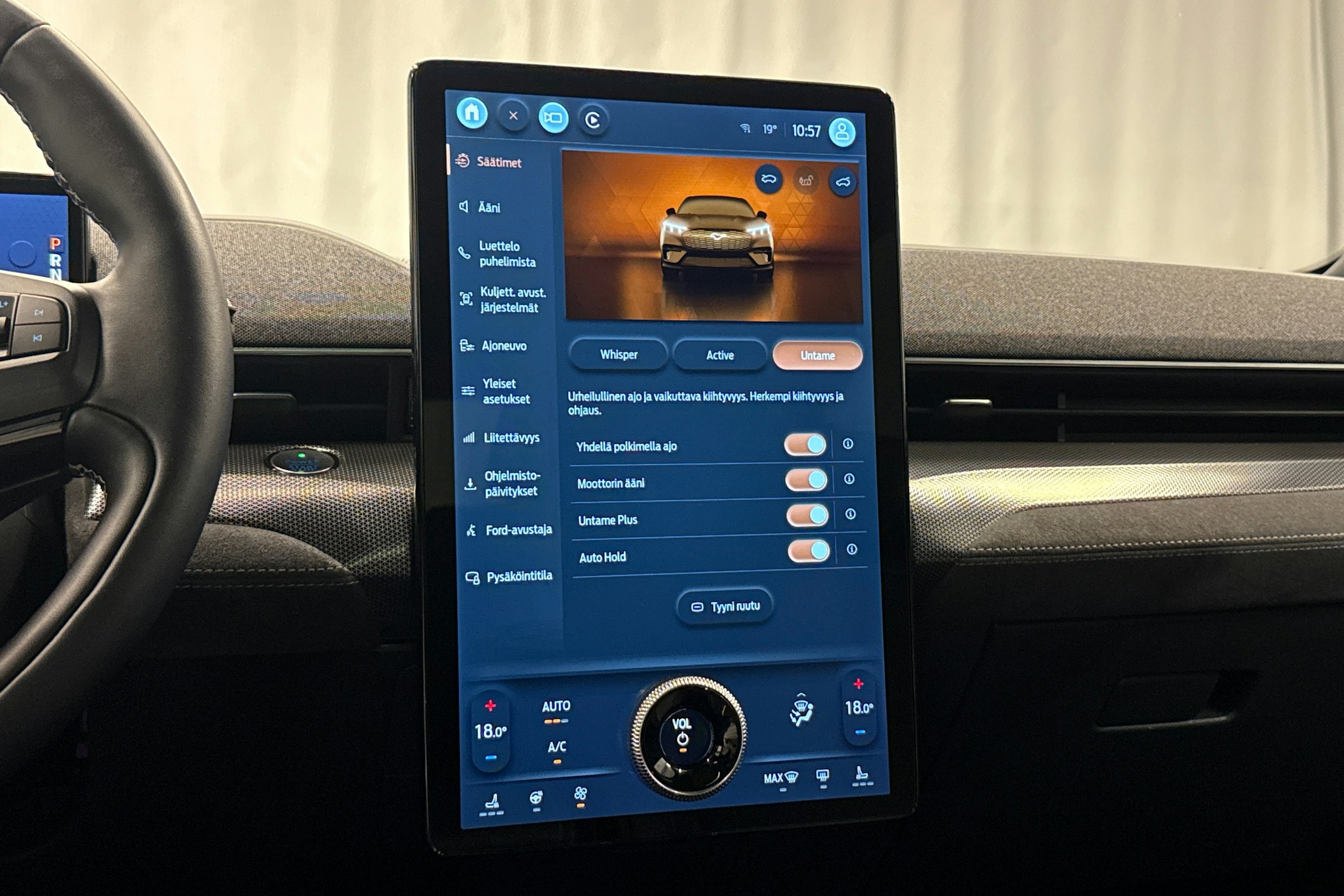 punainen Ford Mustang Mach-E 2022 kuva 15.