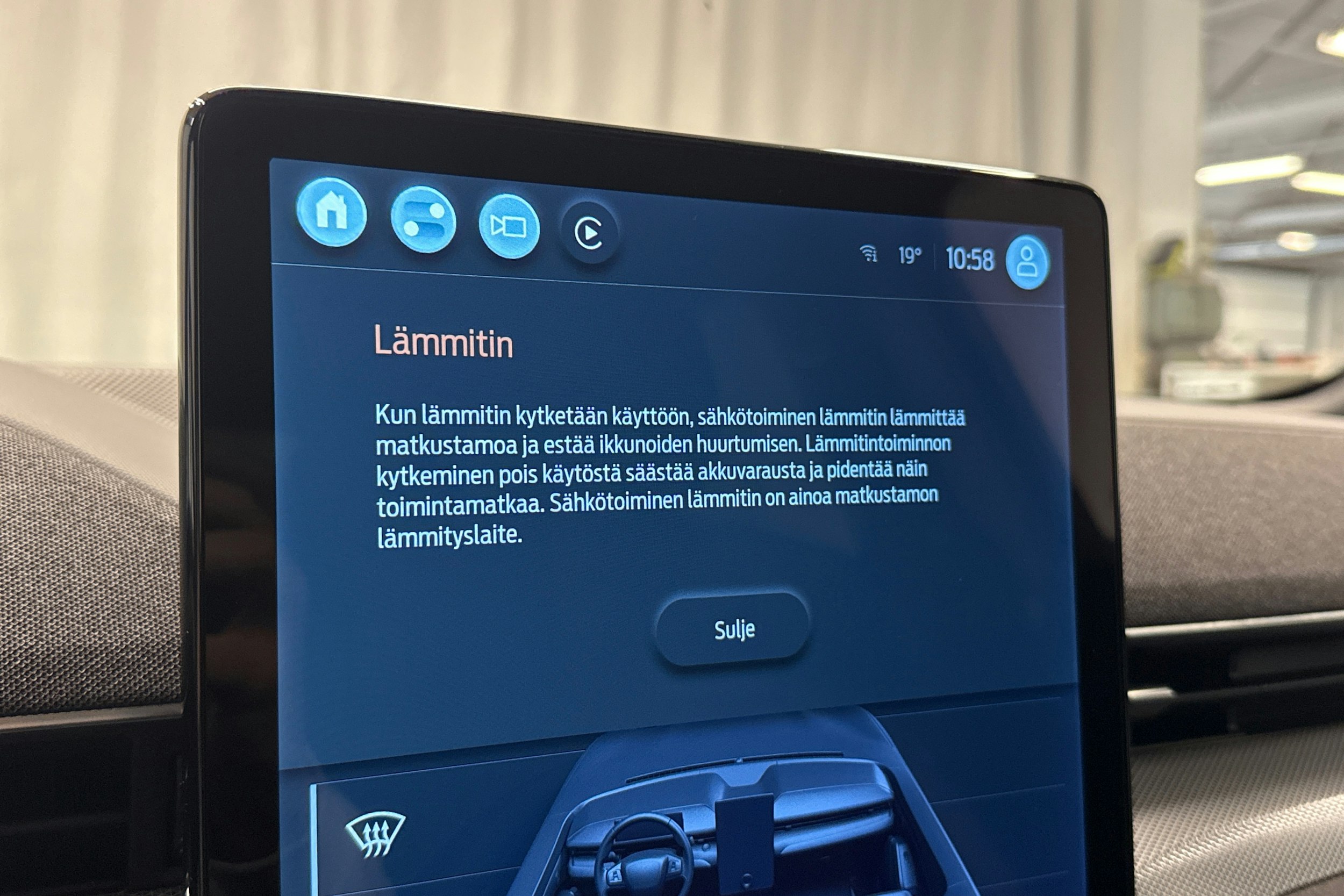 punainen Ford Mustang Mach-E 2022 kuva 18.