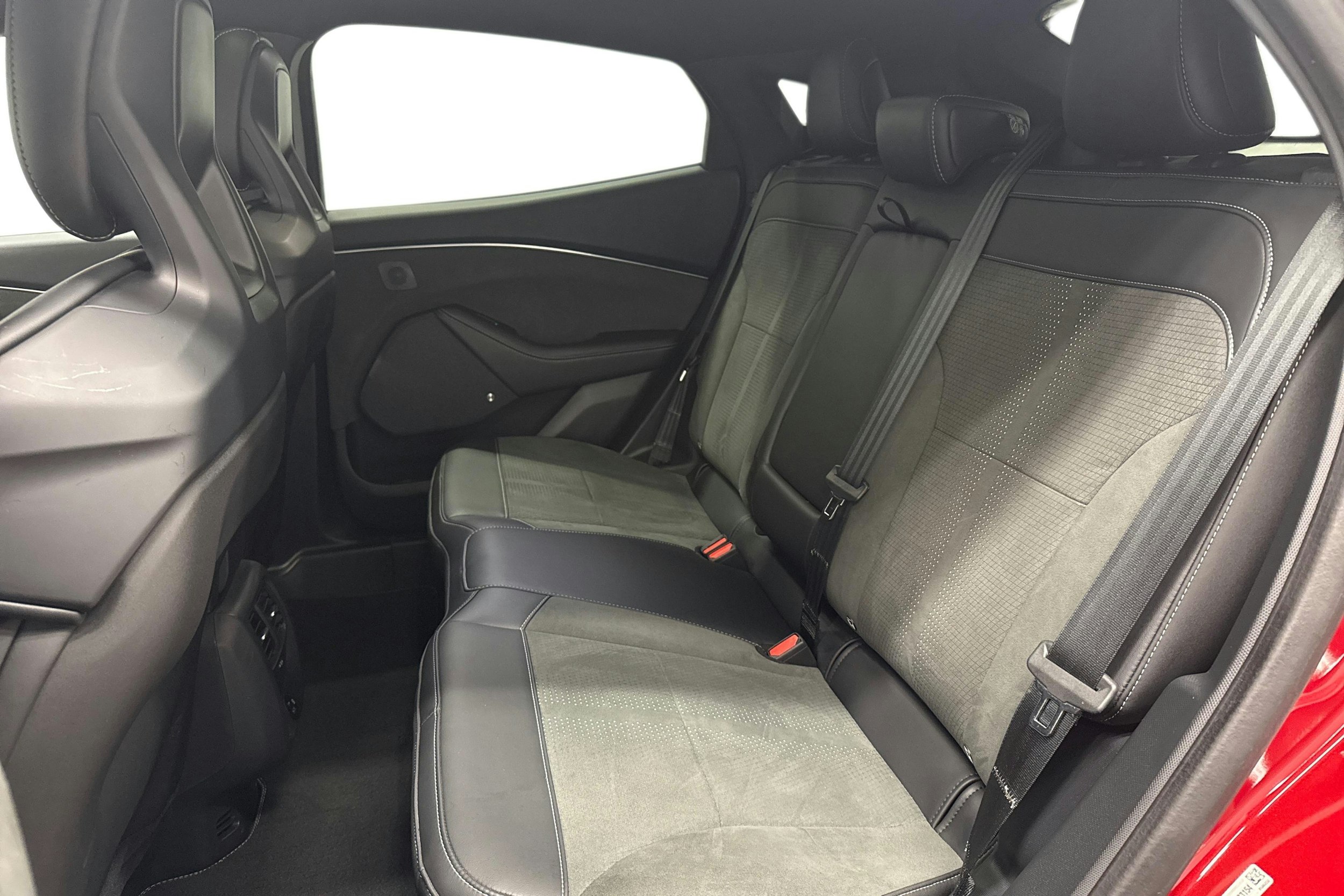 punainen Ford Mustang Mach-E 2022 kuva 26.