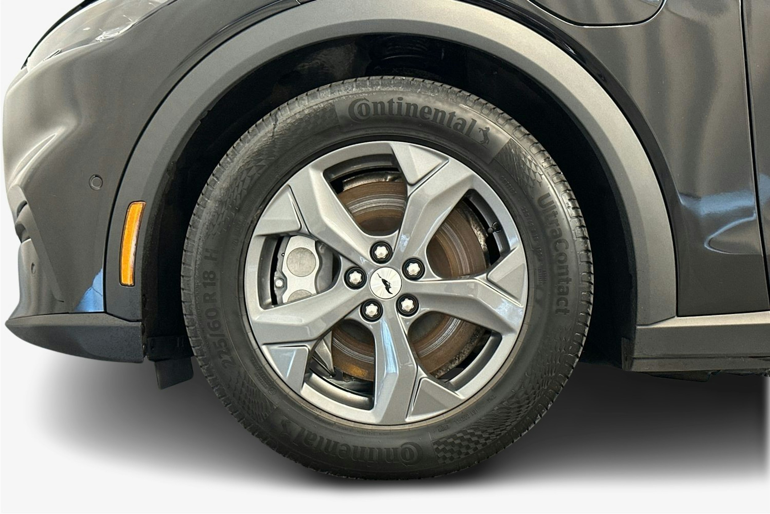 musta Ford Mustang Mach-E 2022 kuva 9.
