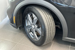 musta Ford Mustang Mach-E 2022 kuva 10.