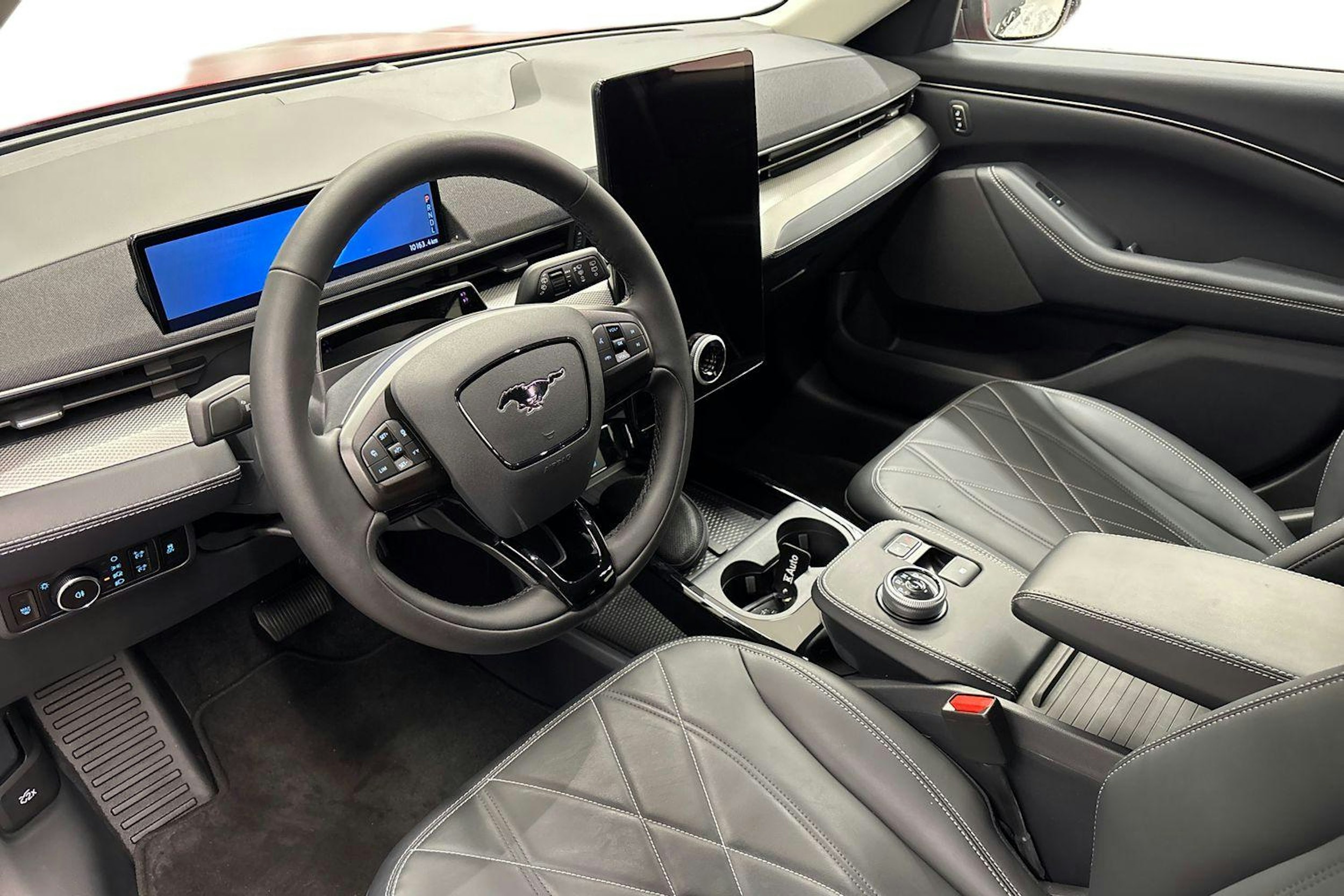 Punainen Ford Mustang Mach-E 2025 kuva 7.