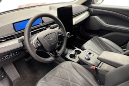 Punainen Ford Mustang Mach-E 2025 kuva 7.