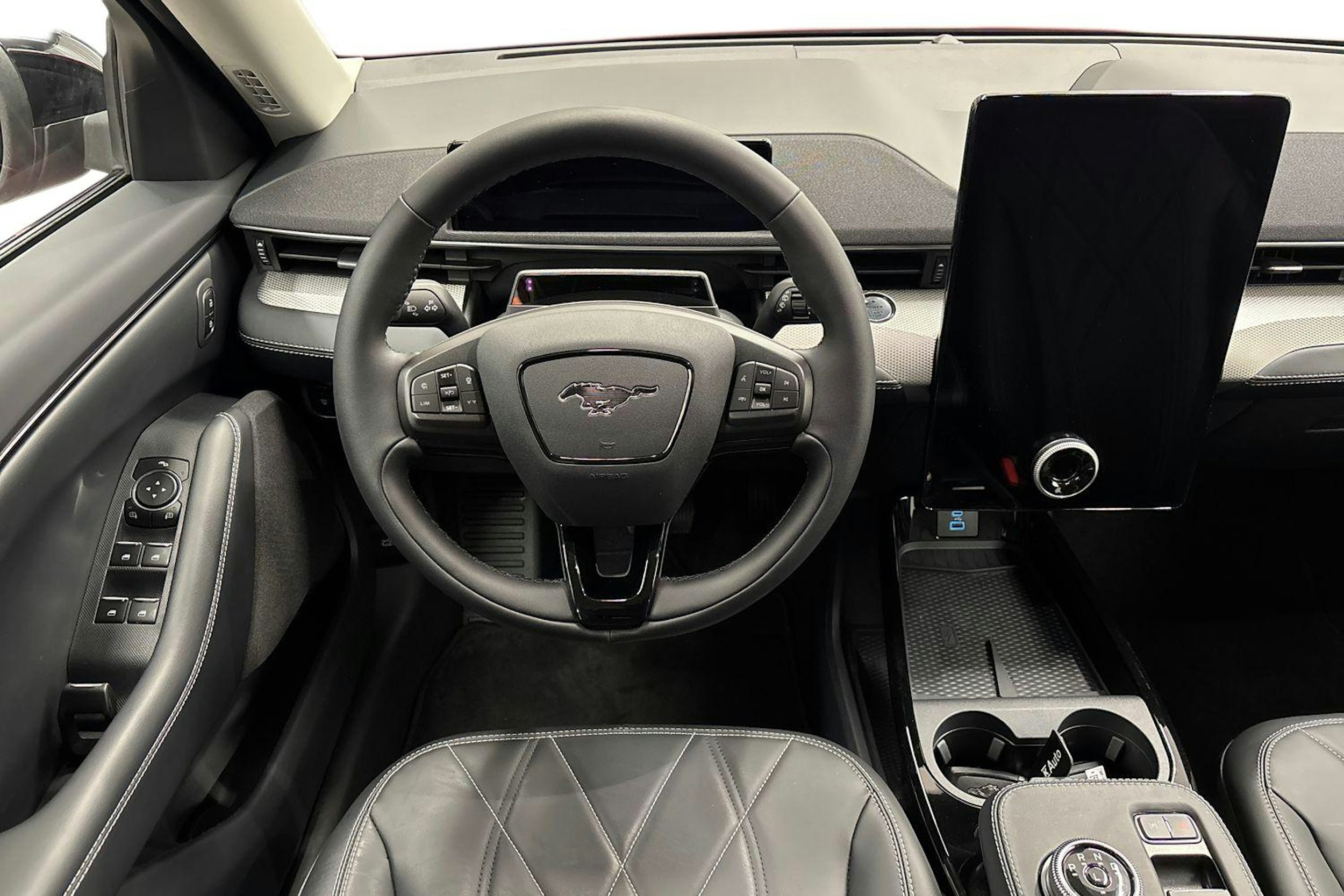 Punainen Ford Mustang Mach-E 2025 kuva 9.