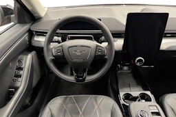 Punainen Ford Mustang Mach-E 2025 kuva 9.