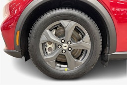 Punainen Ford Mustang Mach-E 2025 kuva 11.