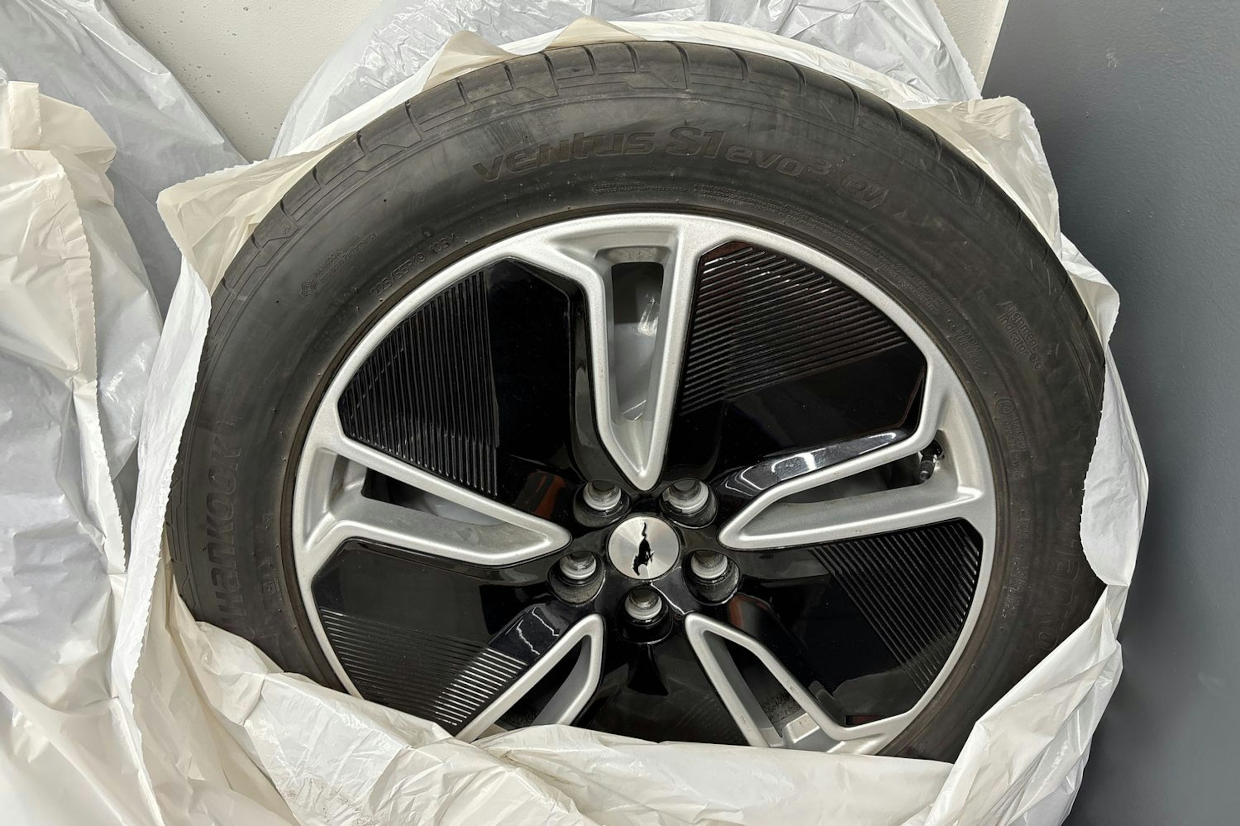 Punainen Ford Mustang Mach-E 2025 kuva 13.