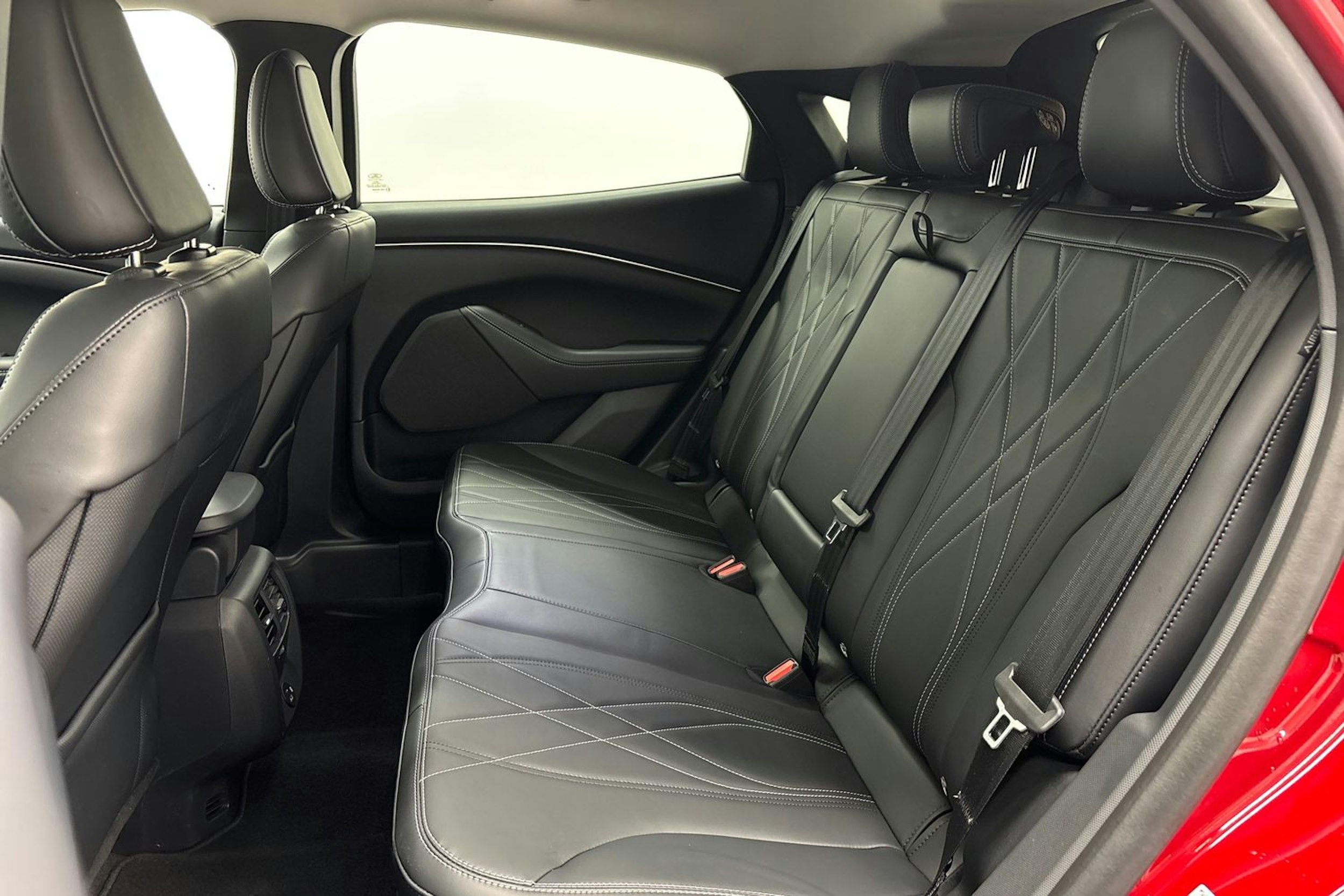 Punainen Ford Mustang Mach-E 2025 kuva 14.