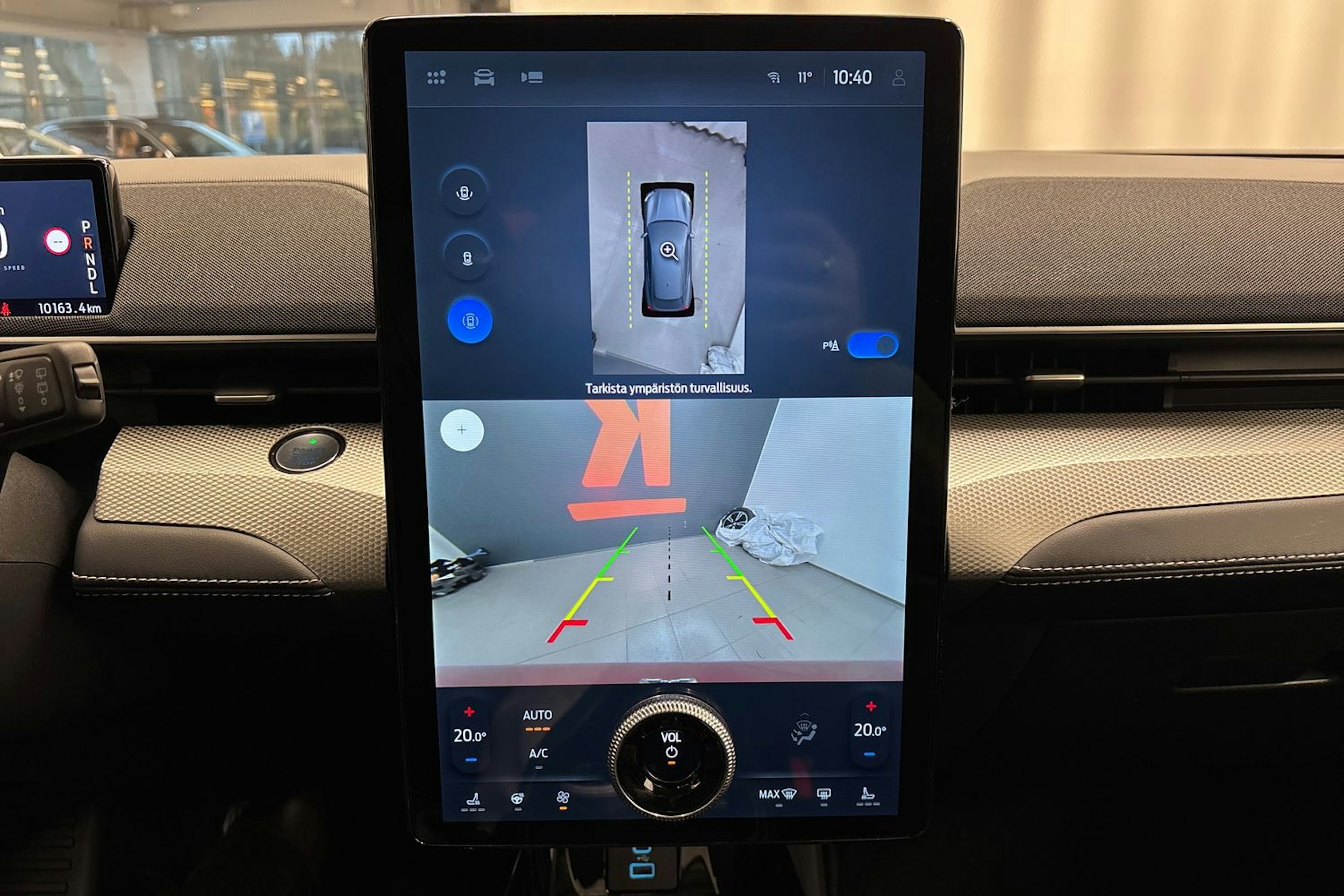 Punainen Ford Mustang Mach-E 2025 kuva 18.