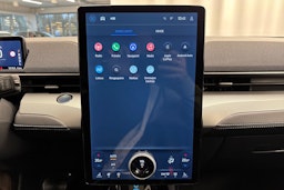 Punainen Ford Mustang Mach-E 2025 kuva 19.