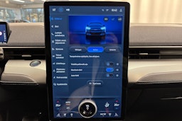 Punainen Ford Mustang Mach-E 2025 kuva 22.