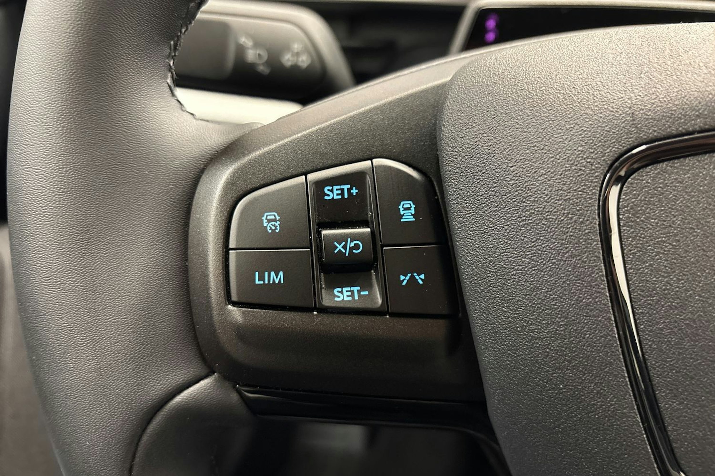 Punainen Ford Mustang Mach-E 2025 kuva 24.