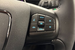 Punainen Ford Mustang Mach-E 2025 kuva 25.