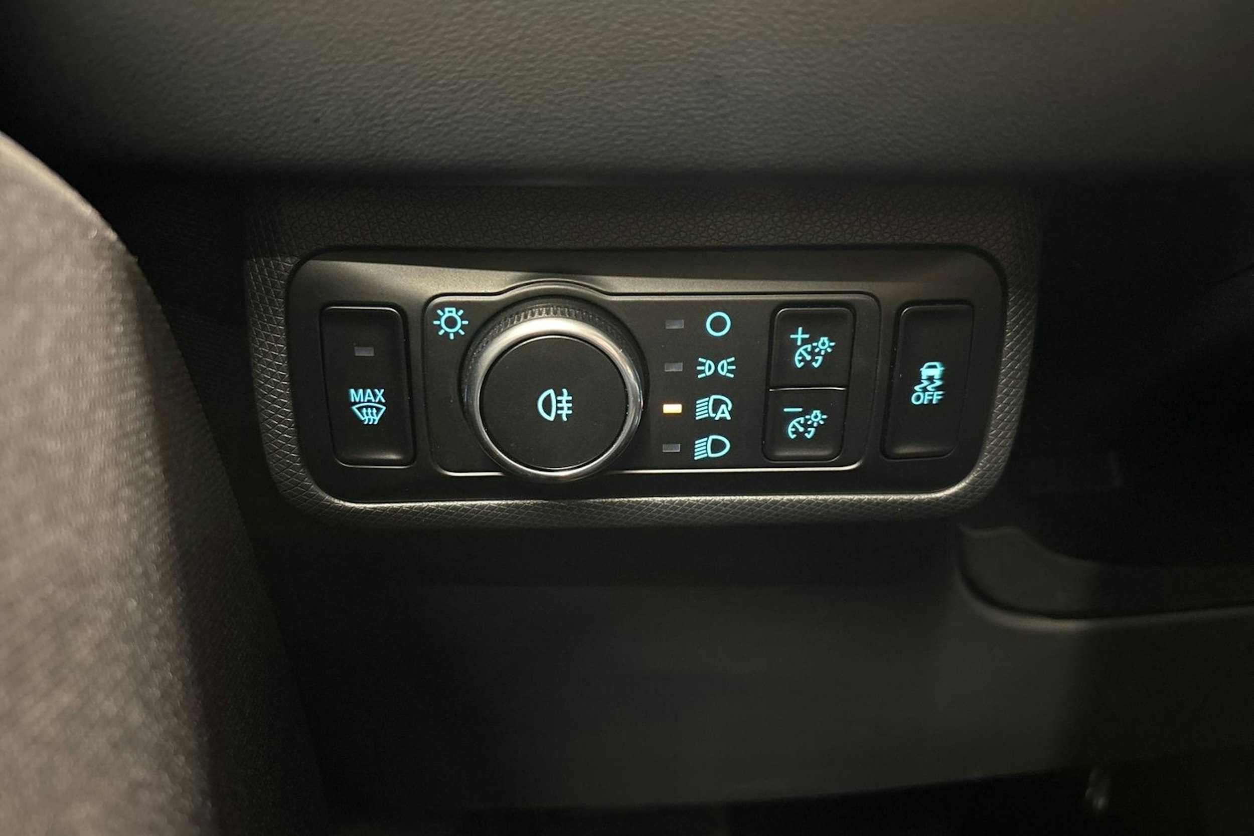 Punainen Ford Mustang Mach-E 2025 kuva 26.