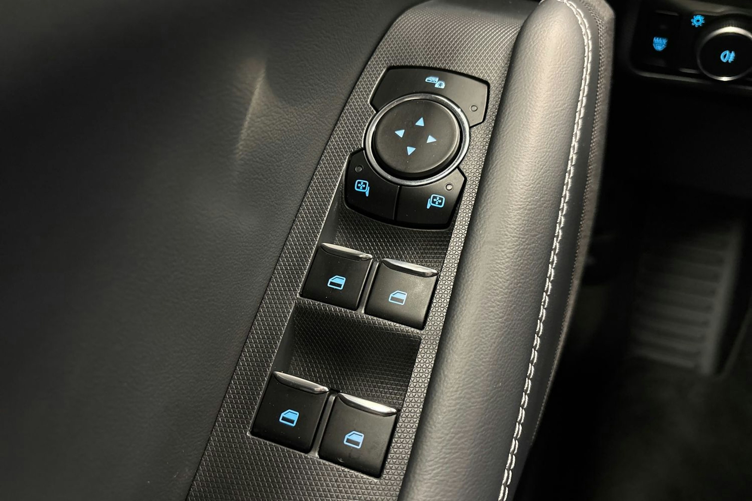 Punainen Ford Mustang Mach-E 2025 kuva 27.